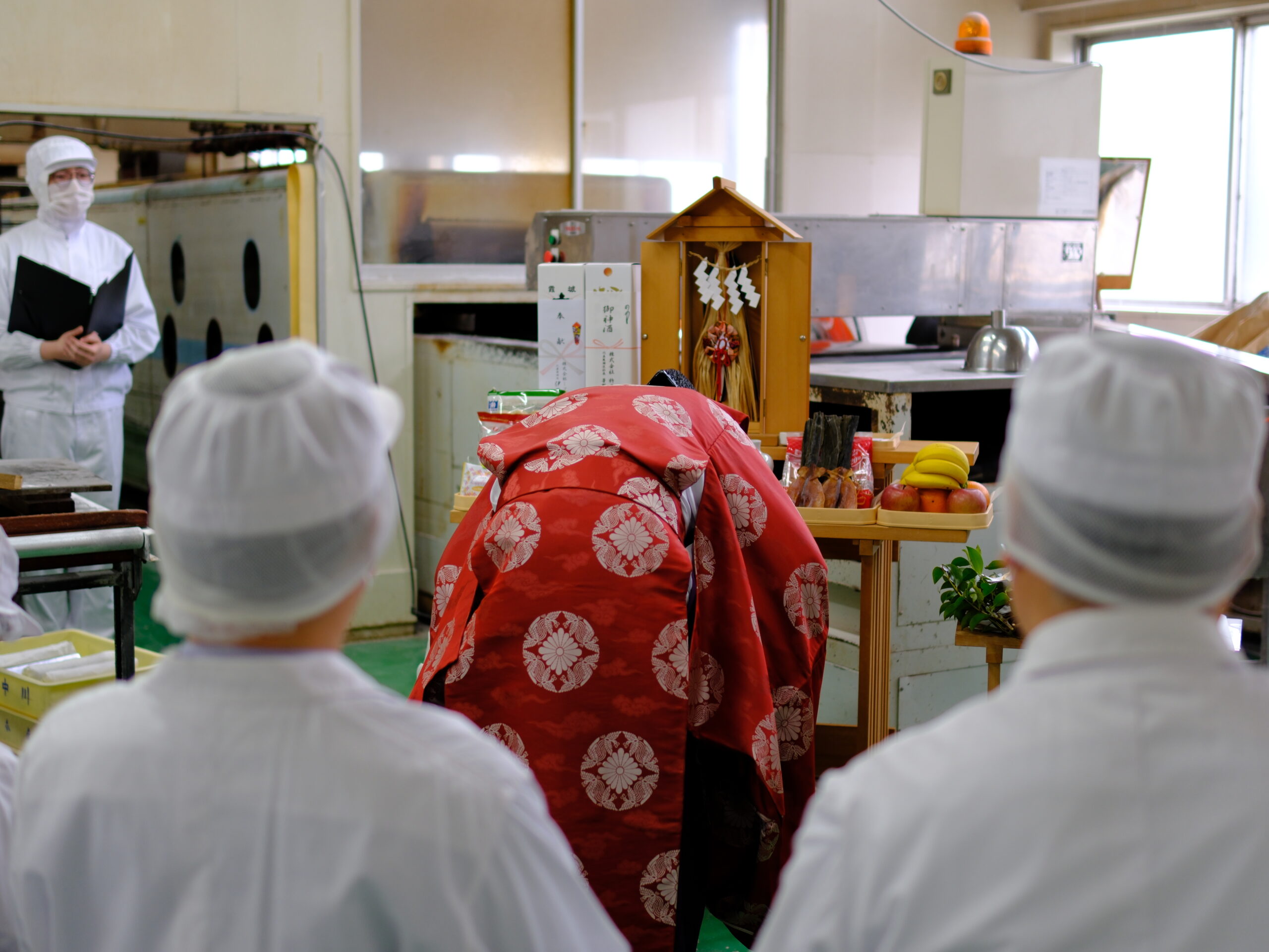 祭壇に深く礼をする神主さま