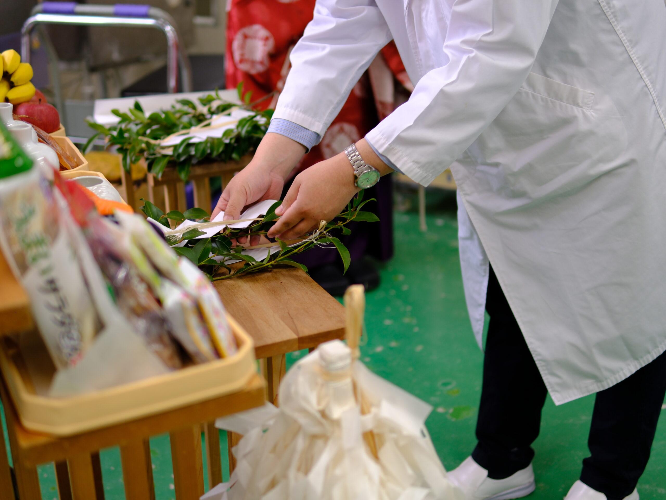 榊を祭壇に納める